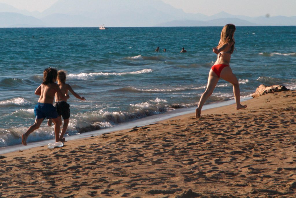 Καβάλα: Βρήκε όπλο στην παραλία!