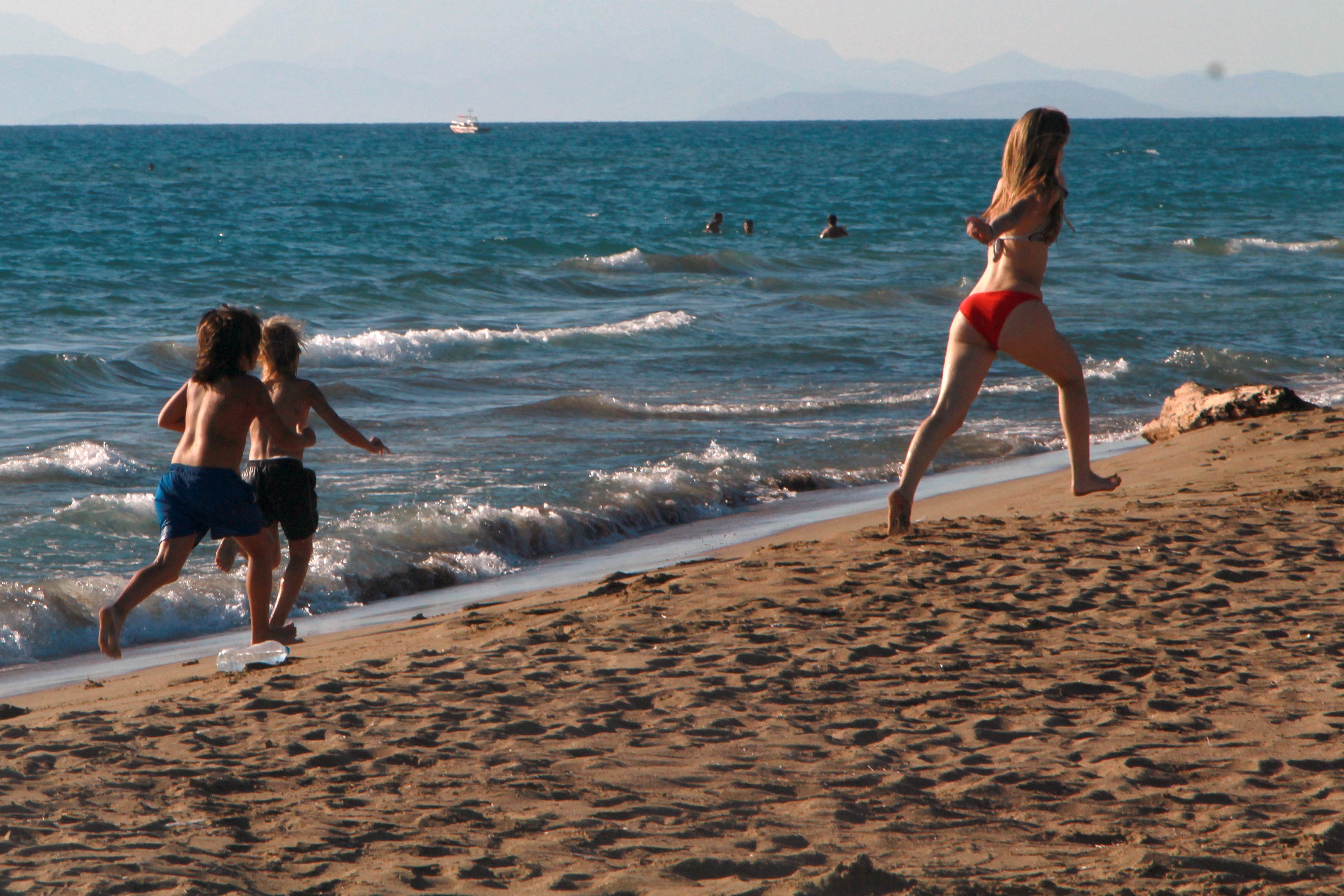 Καβάλα: Βρήκε όπλο στην παραλία!