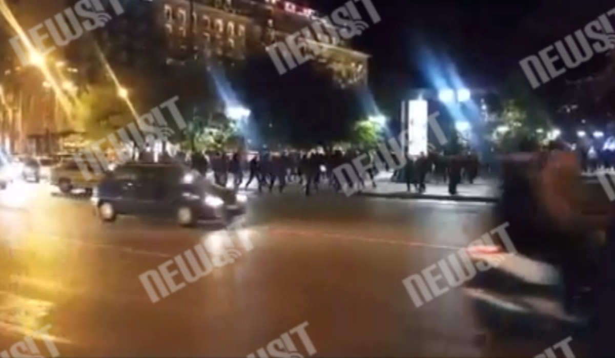 Οπαδοί μπροστά από Μοσχοβισί