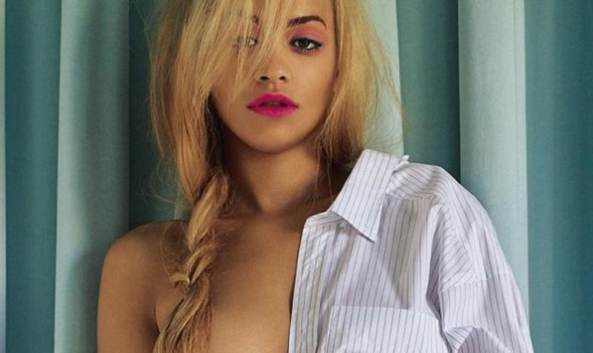Η Rita Ora μας δείχνει το στήθος της!