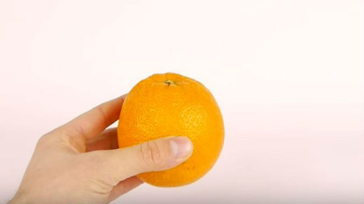 Ο πιο έξυπνος τρόπος που έχετε δει για να καθαρίσετε ένα πορτοκάλι!