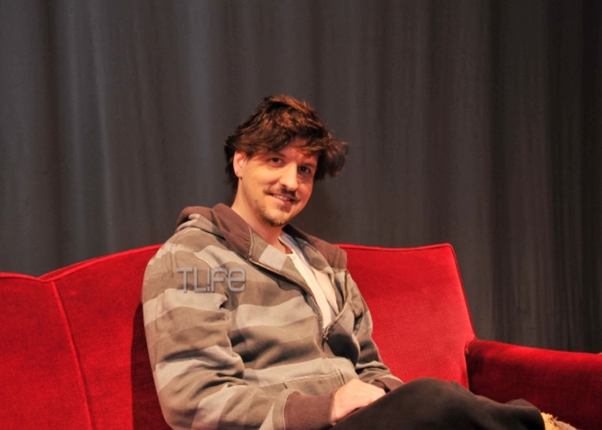 Θοδωρής Αντωνιάδης: Η εκμάθηση νοηματικής για το ρόλο του και η συνεργασία με τον Γιάννη Βούρο!