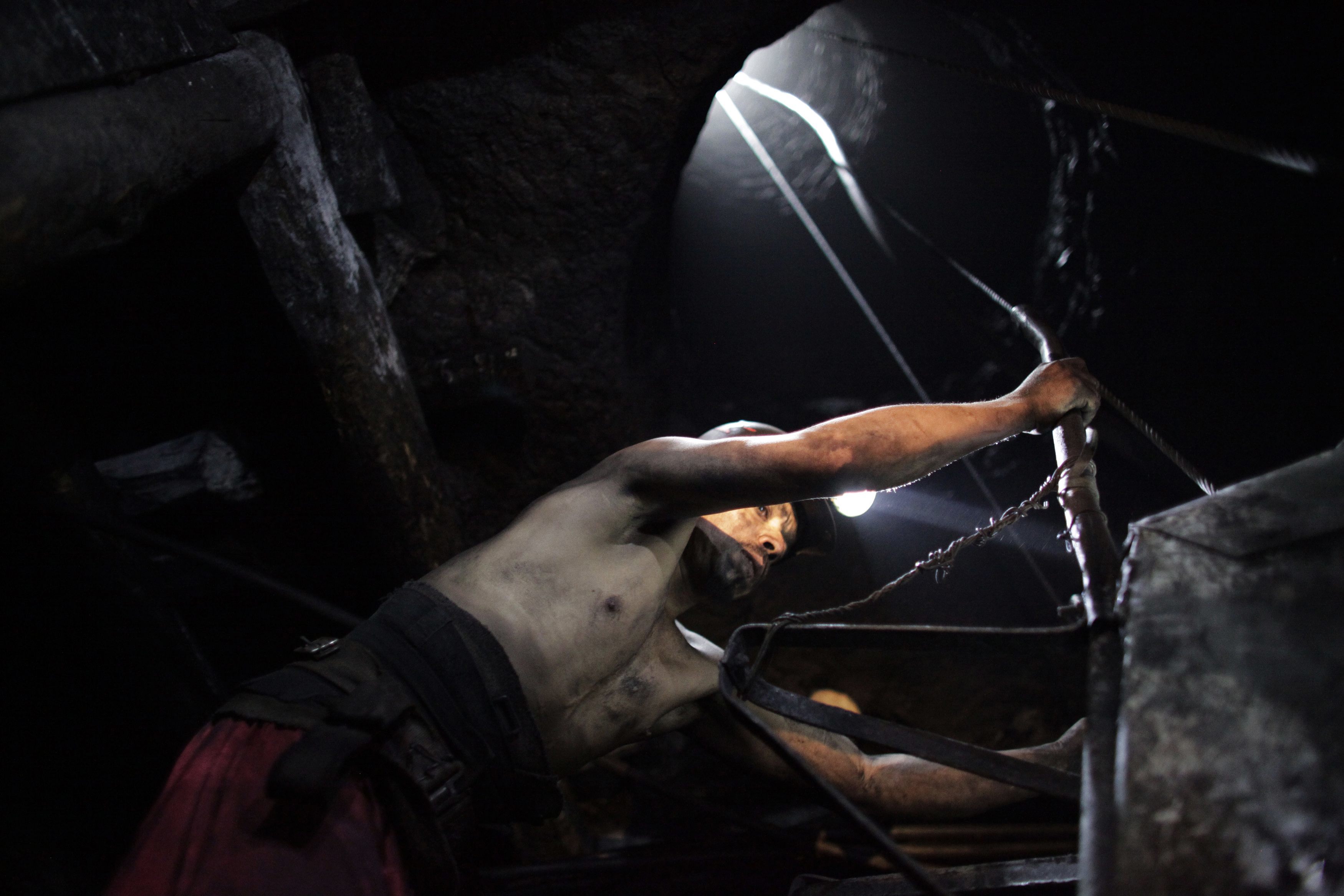 Βίαιες συγκρούσεις σε ορυχείο της Amplats με 13 τραυματίες