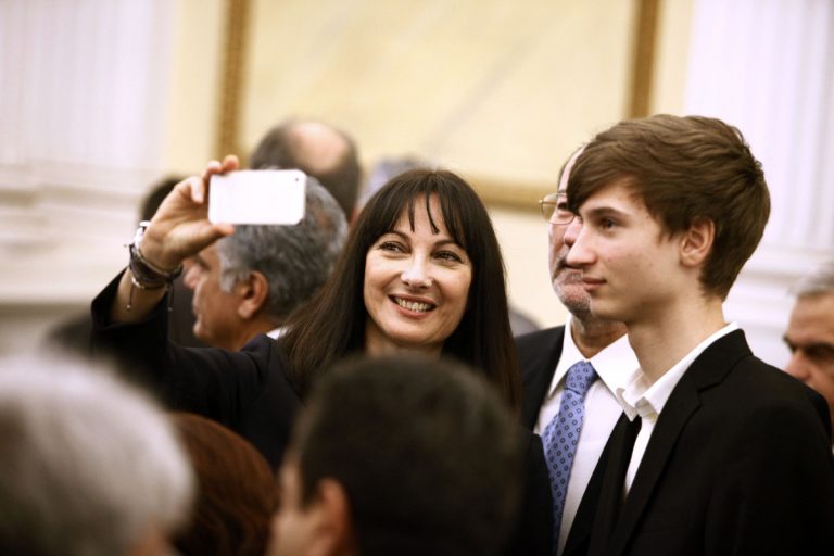 Ορκωμοσία νέας κυβέρνησης: Selfies, χαμόγελα και “εισβολές”! [pics]