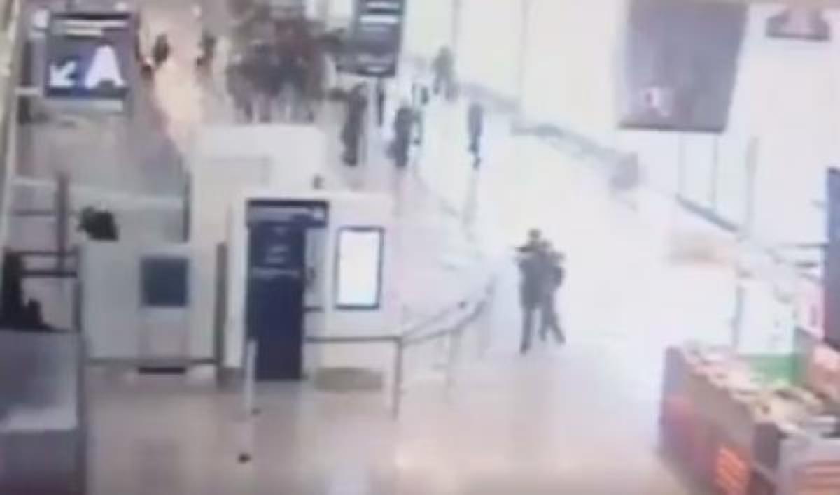 Εικόνες σοκ: Η στιγμή της ομηρίας στο αεροδρόμιο του Ορλί