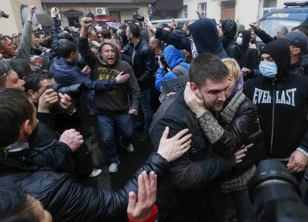 Υποδοχή ηρώων – Ελεύθεροι οι συλληφθέντες των αιματηρών επεισοδίων της Οδησσού – Μαυροντυμένος στην πόλη ο μεταβατικός πρωθυπουργός της Ουκρανίας