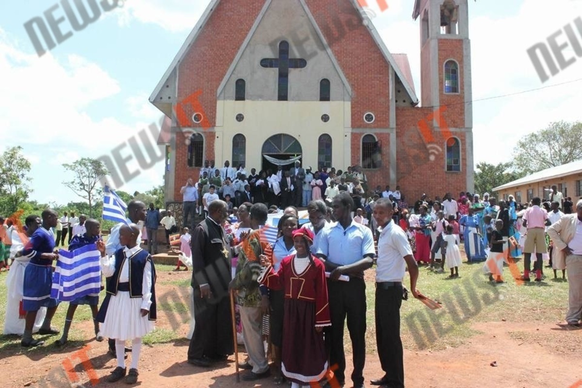Παρέλαση με την ελληνική σημαία στην Ουγκάντα για την επέτειο του “ΟΧΙ” [pics]
