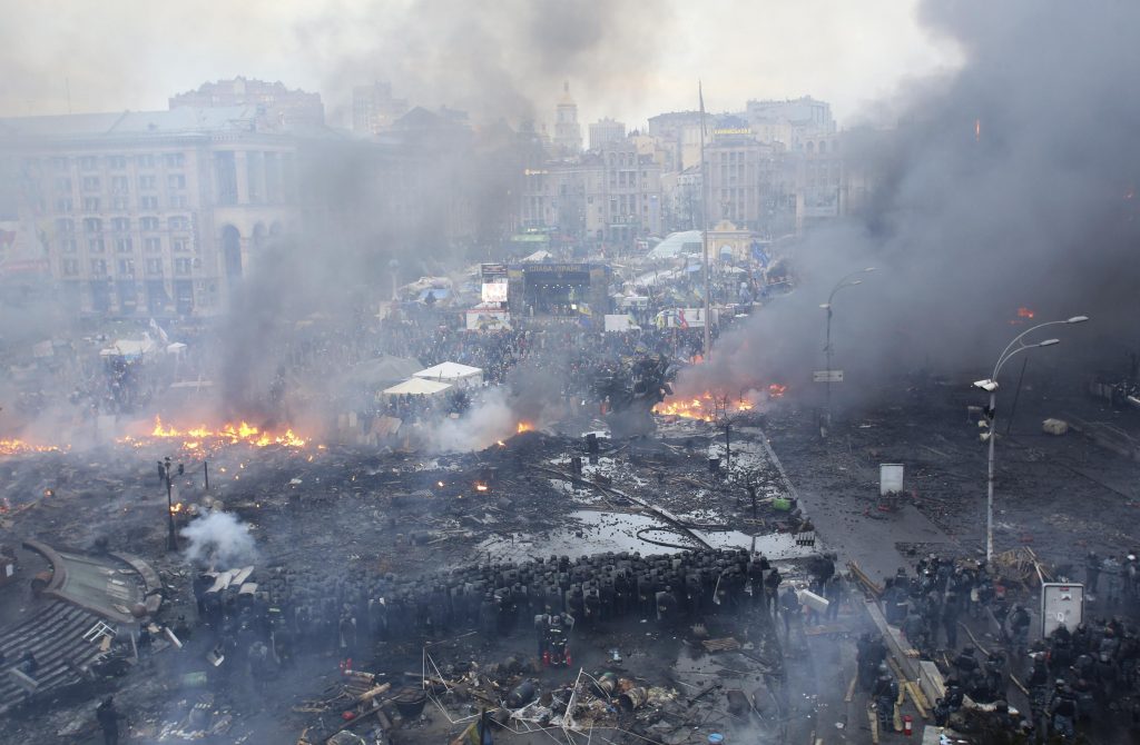 Χάος κι εθνικό πένθος για τους 25 νεκρούς στο Κίεβο – Έκτακτη Σύνοδος της Ε.Ε. για την Ουκρανία – LIVE ΕΙΚΟΝΑ