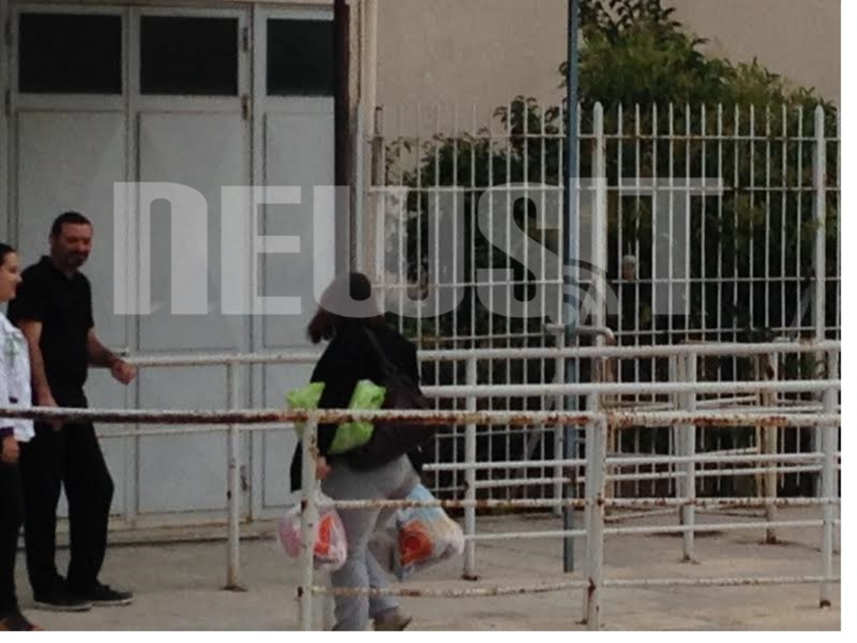 Δεν είναι επίδειξη τάπερ! Αλλά η Ουρανία που πάει φαγητό στον μπαμπά