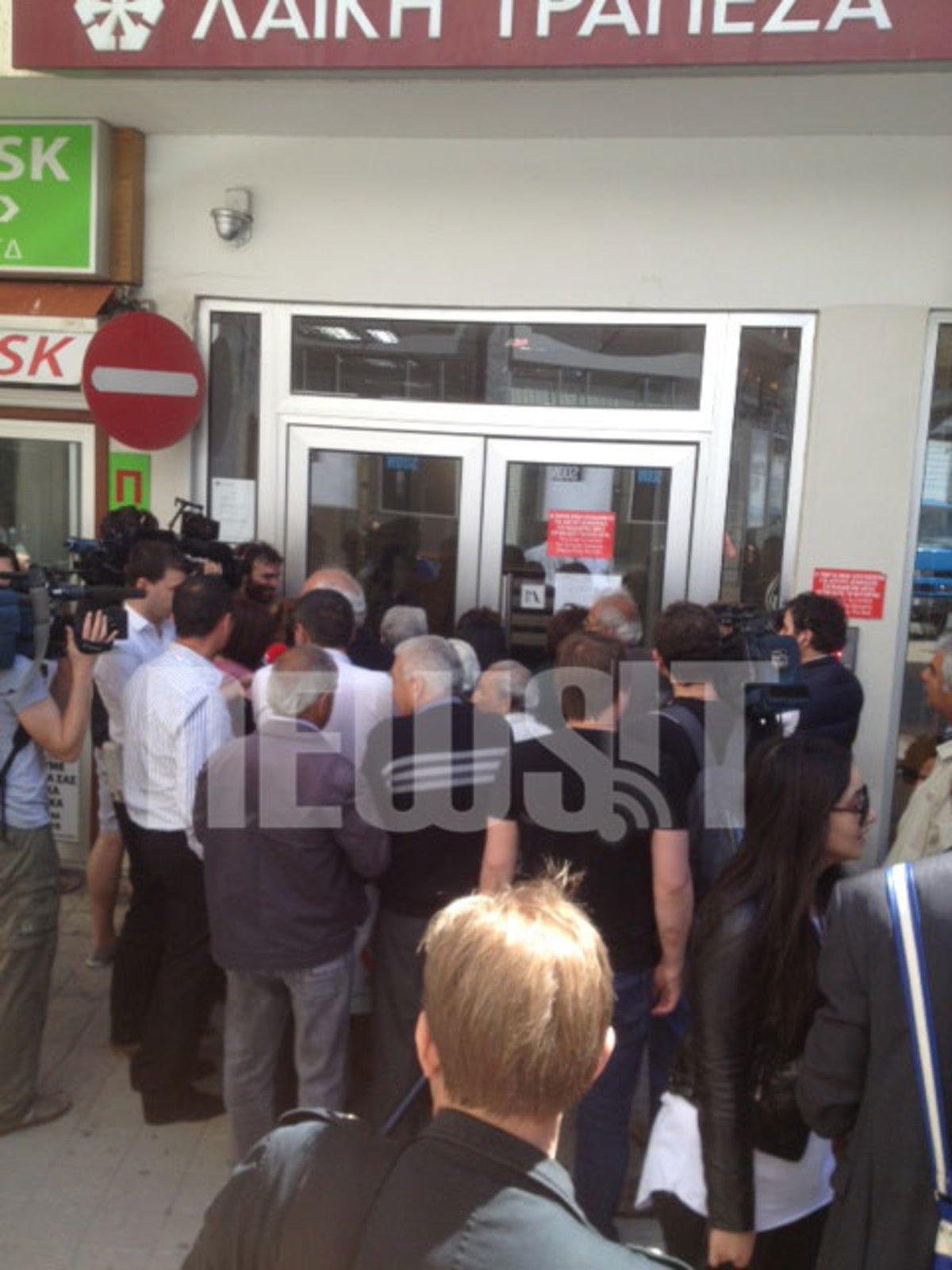 Κύπρος: Κορυφώνεται η αγωνία – Σε λίγο ανοίγουν οι τράπεζες