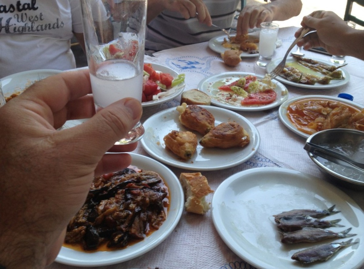 Ποιος δημοσιογράφος – παρουσιαστής εκπομπής πίνει αυτή την ώρα τα ουζάκια του στη Μυτιλήνη;