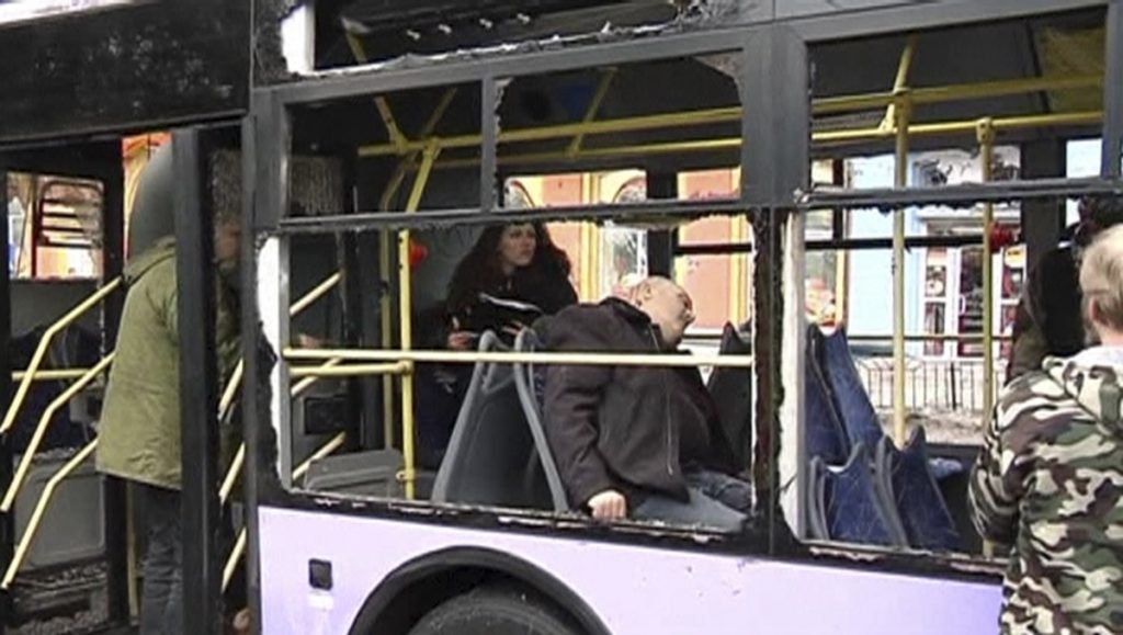 Οβίδα που έπληξε τρόλεϊ σκοτώνει και τραυματίζει δεκάδες – ΦΩΤΟ – Βίντεο σοκ