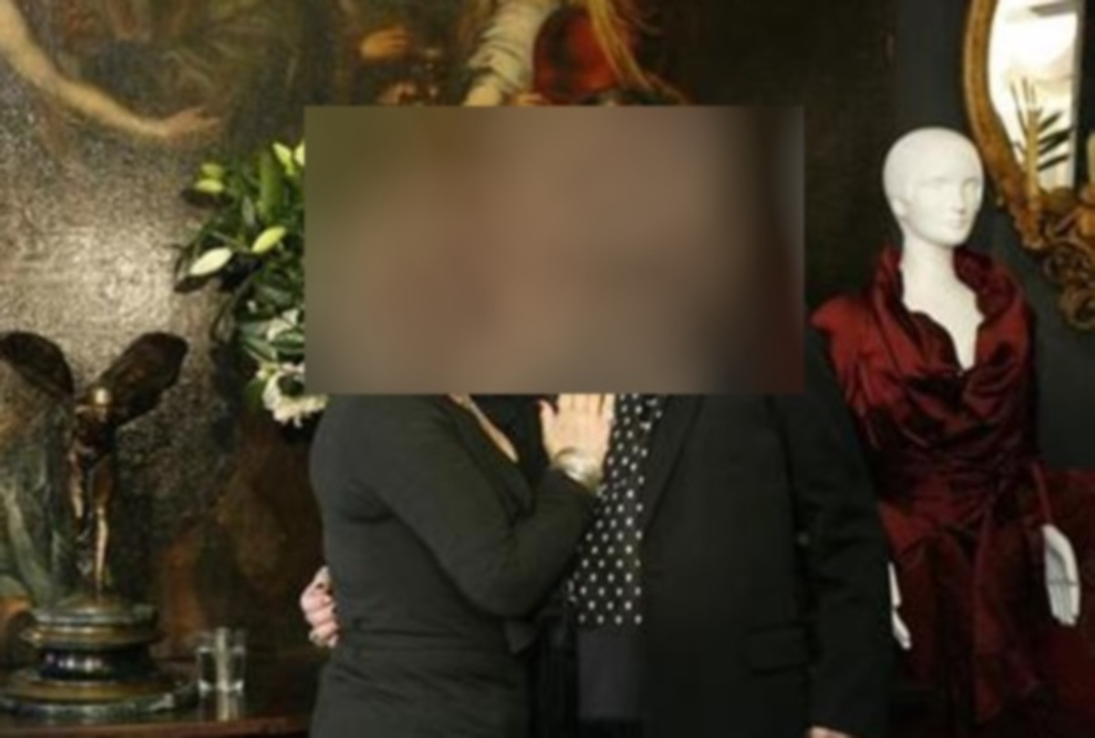 «Τον έπιασα στο κρεβάτι με δύο νταντάδες»