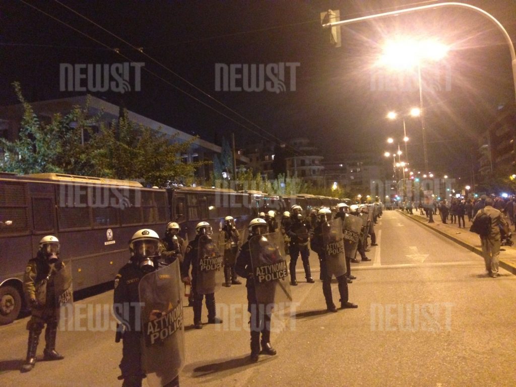 Σε εξέλιξη η πορεία για την 41η επέτειο του Πολυτεχνείου – “Αστακός” το κέντρο της Αθήνας – Περίπου 20.000 διαδηλωτές έφτασαν στην πρεσβεία των ΗΠΑ