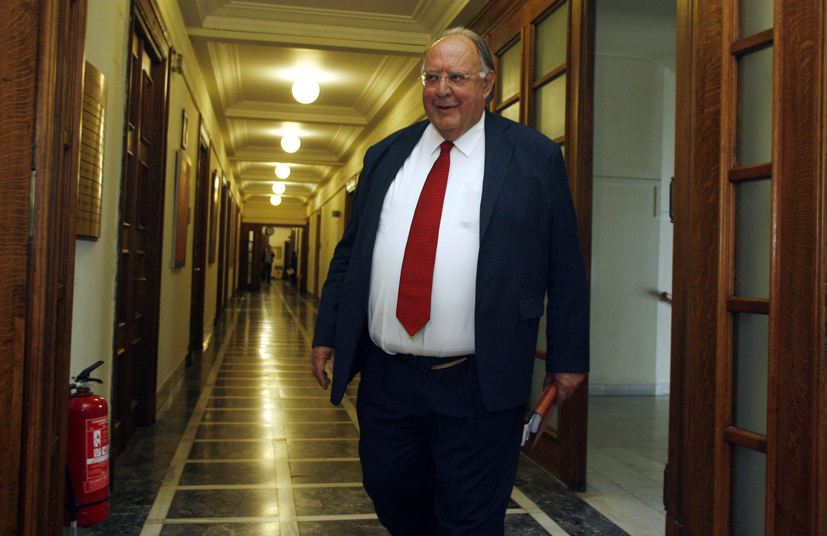 Ο …φτωχούλης κύριος μαζί τα φάγαμε, κατά κόσμον Θεόδωρο Πάγκαλος, διαμαρτύρεται για την κομμένη σύνταξη