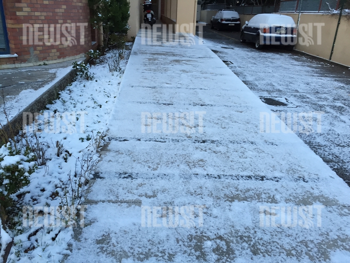 Παγετός και χιόνι στην Αθήνα – Προβλήματα στους δρόμους και τη λειτουργία των σχολείων