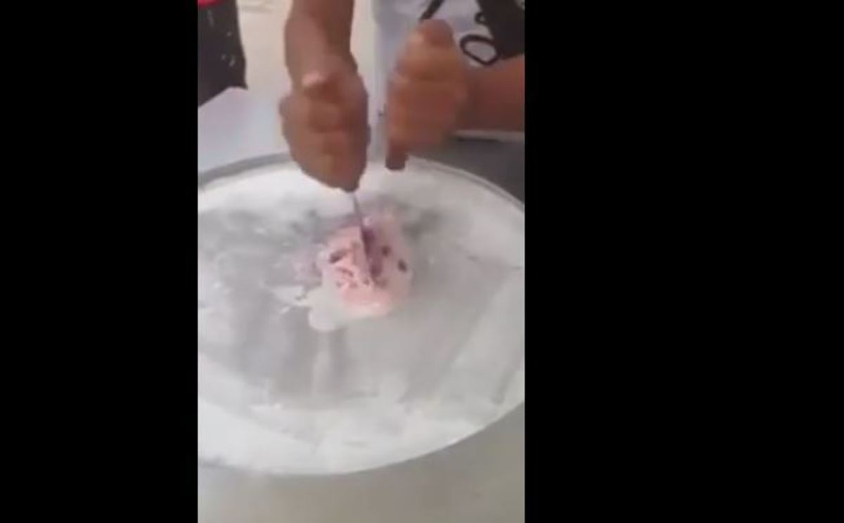 Θα σας τρέξουν τα σάλια: Δείτε που φτιάχνεται το παγωτό φράουλα; (βίντεο)