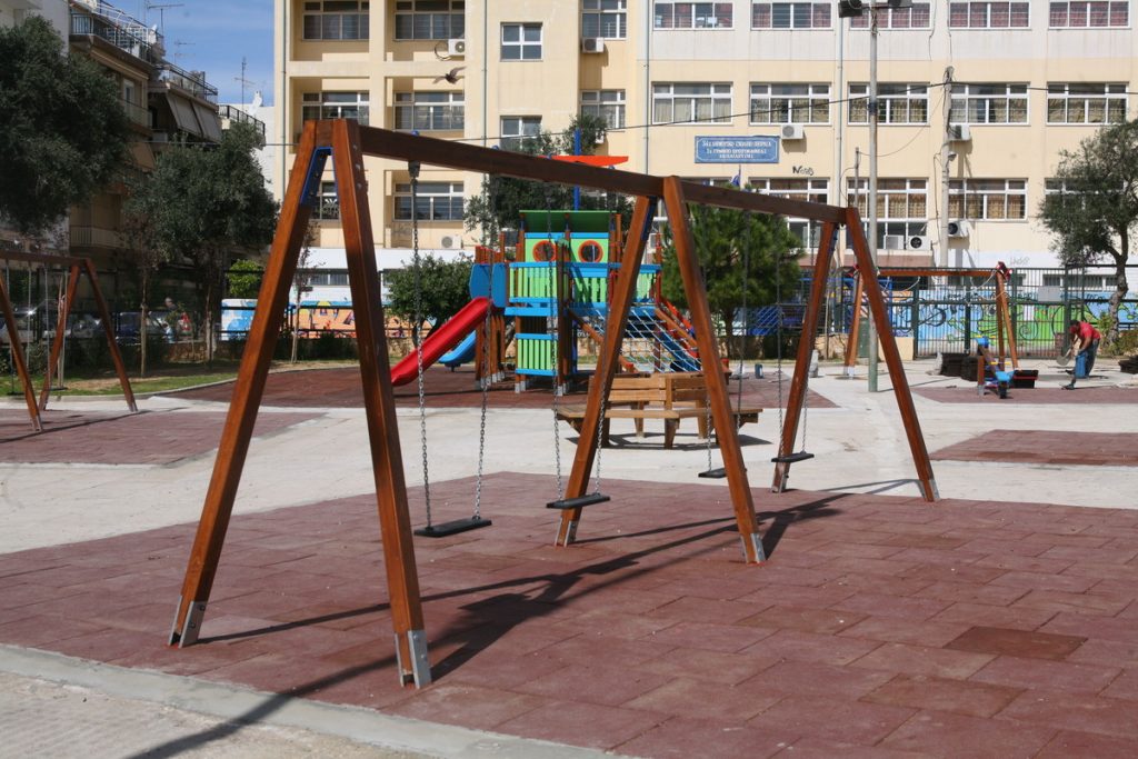 Δώδεκα παιδικές χαρές ανοίγουν σήμερα για τα παιδιά του Πειραιά