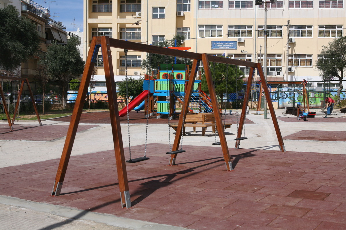 Δώδεκα παιδικές χαρές ανοίγουν σήμερα για τα παιδιά του Πειραιά