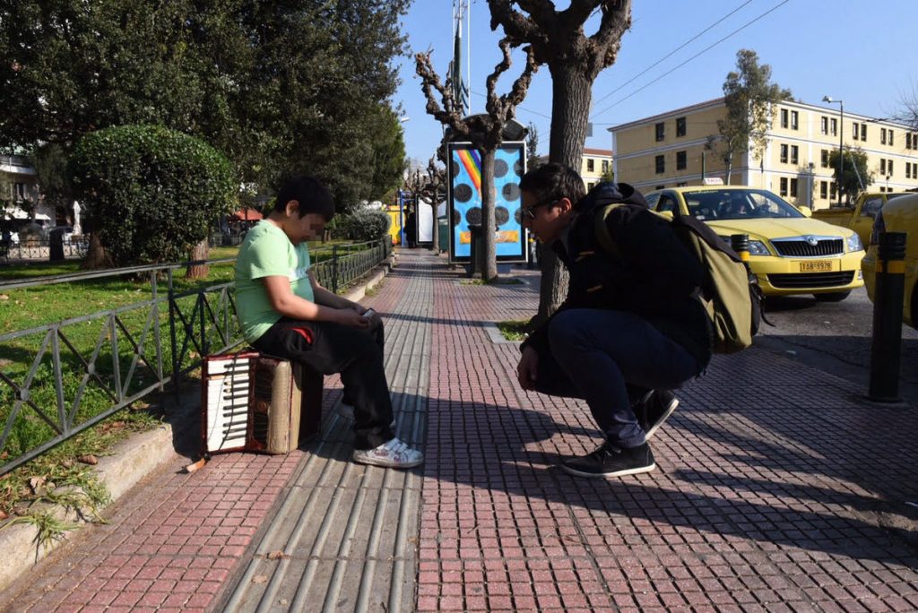 Το παιδί με το ακορντεόν, ένα πρωί στην Ευελπίδων