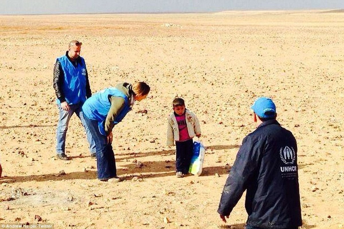 Σπαρακτική εικόνα: 4χρονο αγοράκι από τη Συρία βρέθηκε να περιπλανιέται στην έρημο!
