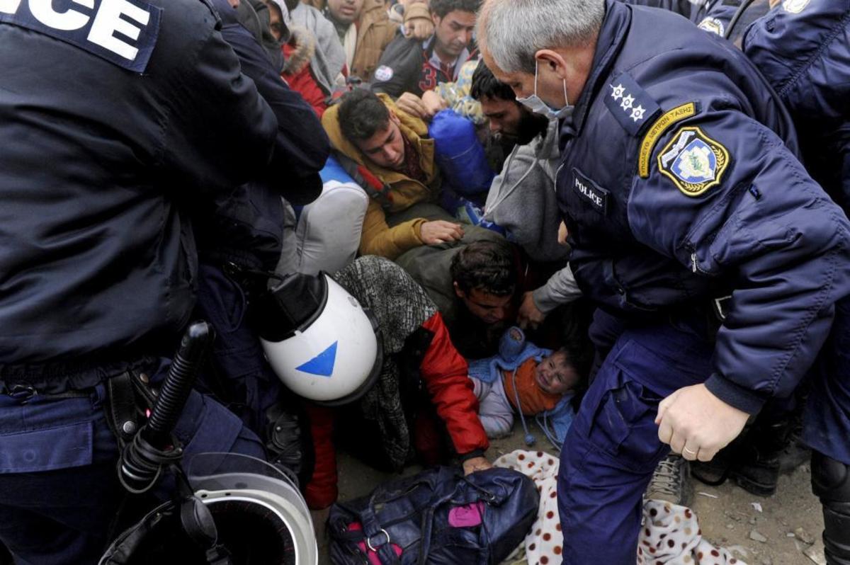 Ένα μωράκι πέφτει στο έδαφος σε συγκρουση αστυνομικών - διαδηλωτων στην Ειδομένη - ΦΩΤΟ REUTERS