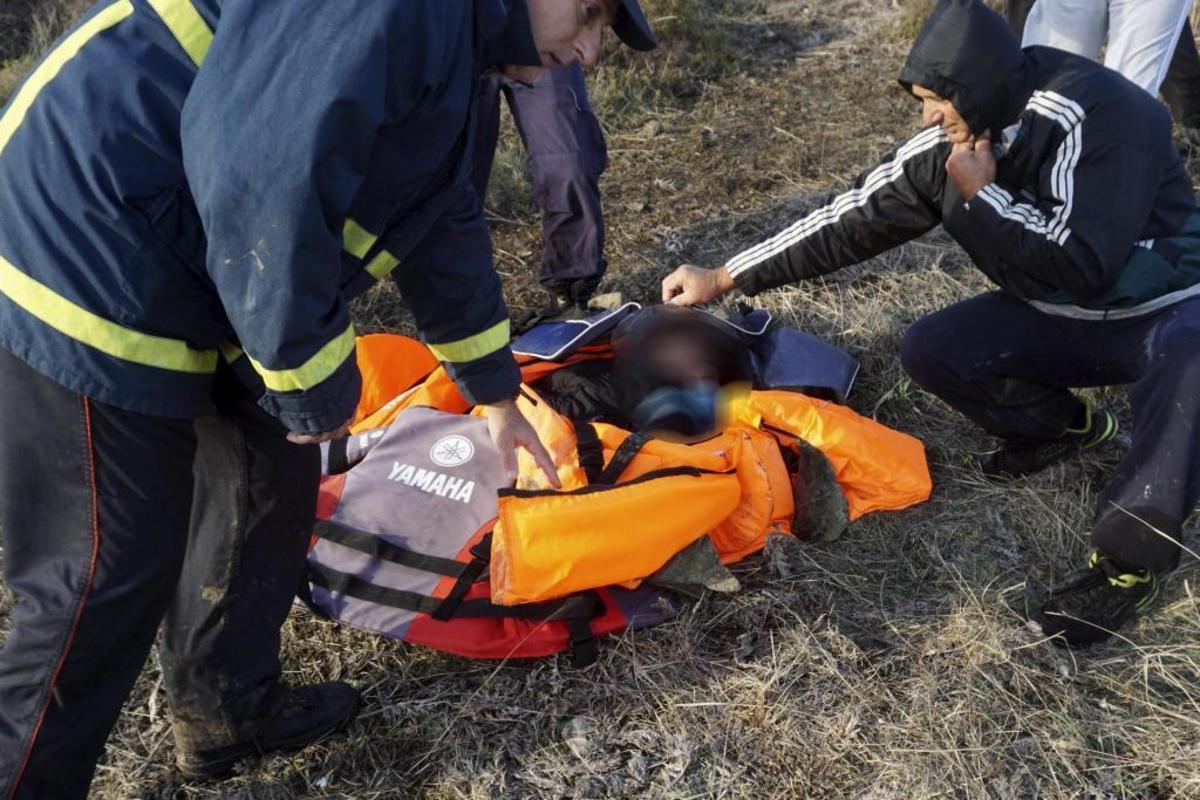 Συγκλονισμένοι οι διασώστες μπροστά στη σορό του μικρού - ΦΩΤΟ REUTERS