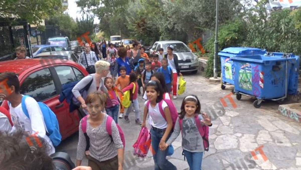 Προσφυγόπουλα πάνε στο σχολείο