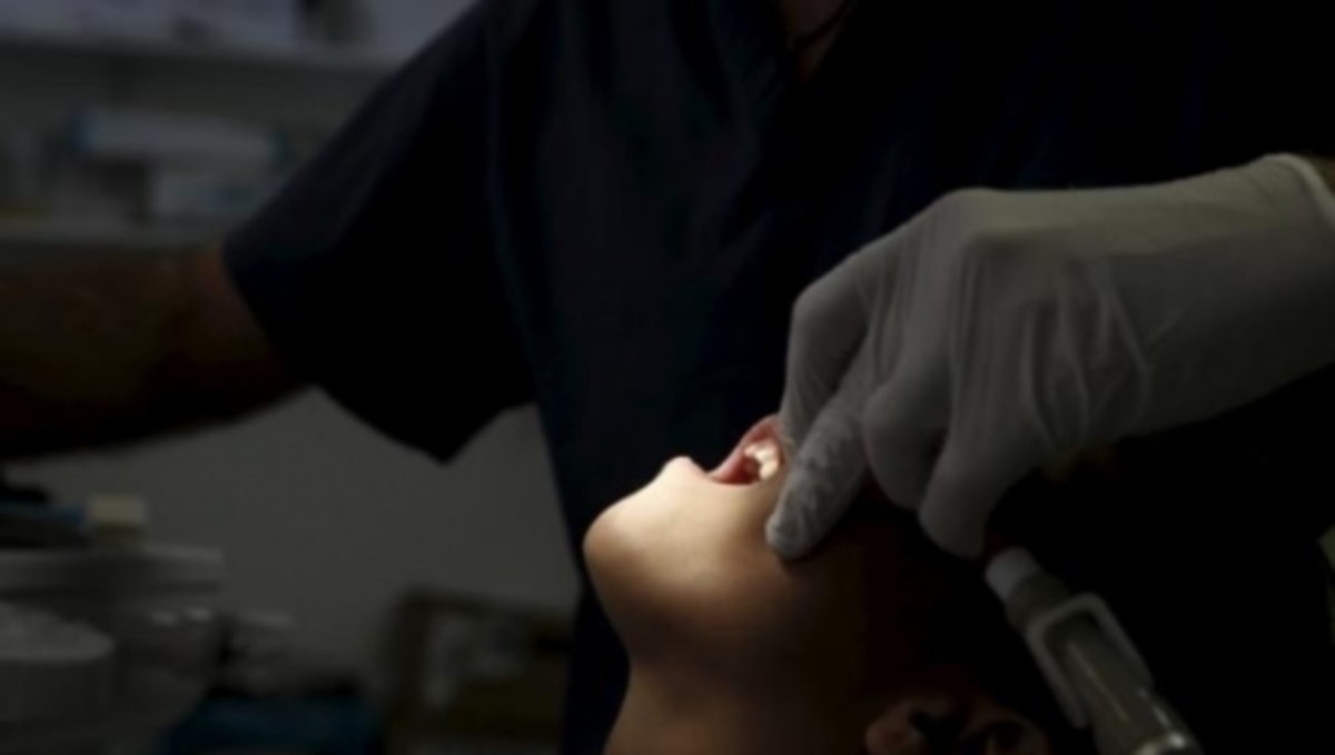 Reuters: Τα δόντια των παιδιών τελευταία ένδειξη παρακμής στην Ελλάδα