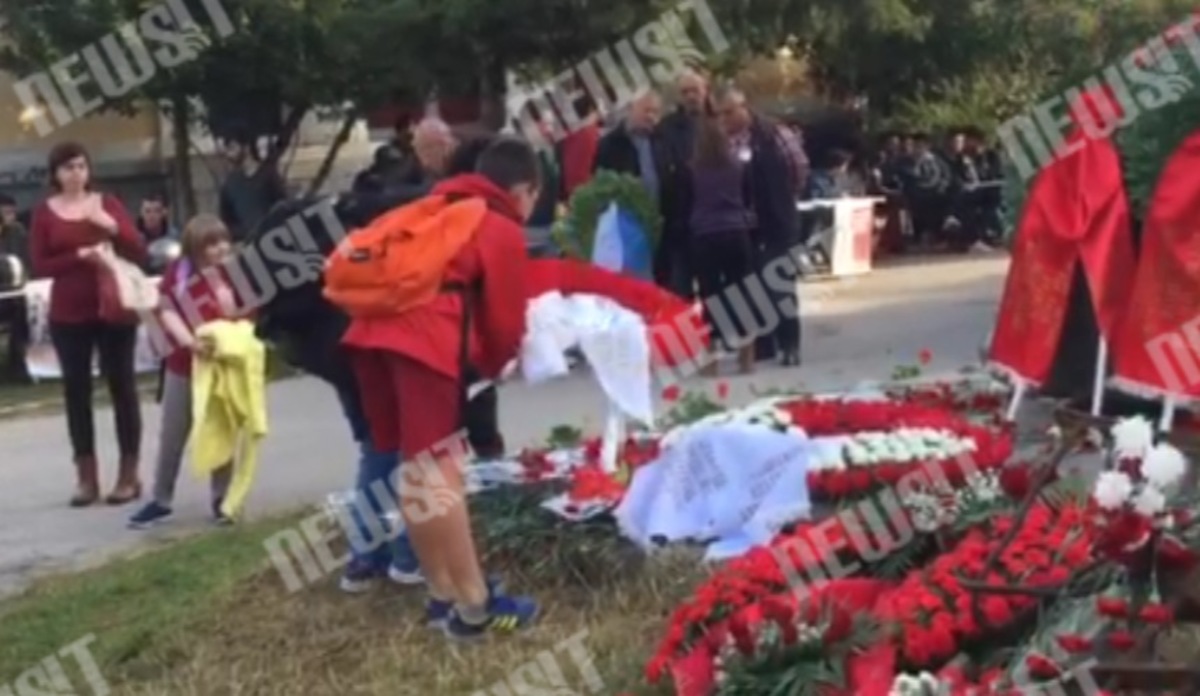 Κατάθεση λουλουδιών στο Πολυτεχνείο