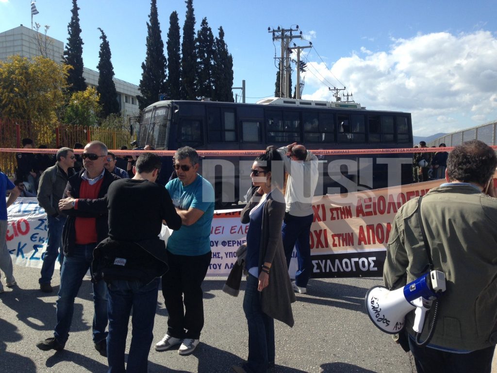 Ένταση έξω από το υπ. Παιδείας – Εκπαιδευτικοί απέκλεισαν την περιοχή (ΦΩΤΟ)
