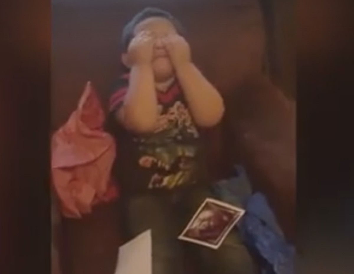 Η απίστευτη αντίδραση ενός παιδιού που μαθαίνει ότι θα αποκτήσει αδελφάκι! – ΒΙΝΤΕΟ