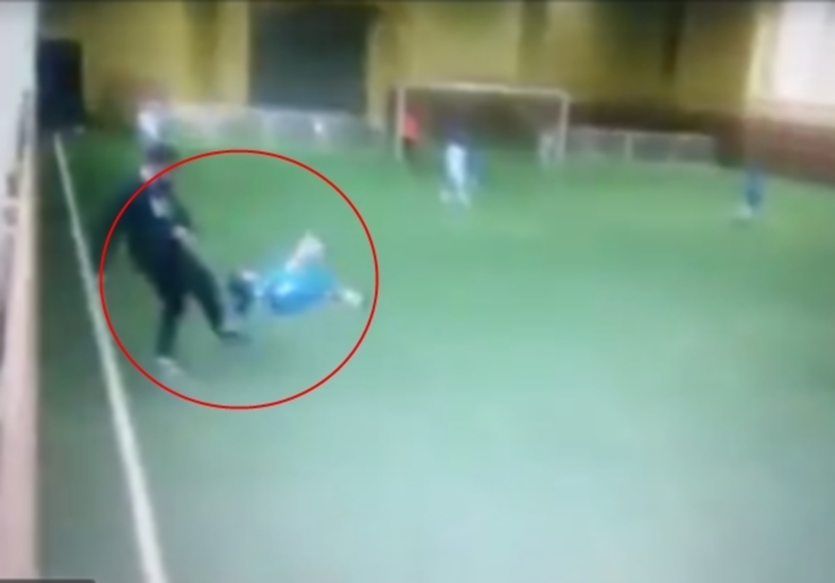 Το βίντεο της ντροπής: Προπονητής χτυπάει 8χρονο παιδί!