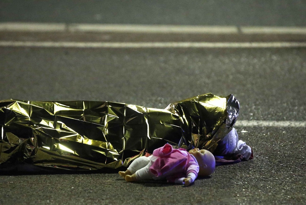 Νίκαια: Η εικόνα που “γονατίζει” – Ένα μικρό παιδί νεκρό στο δρόμο