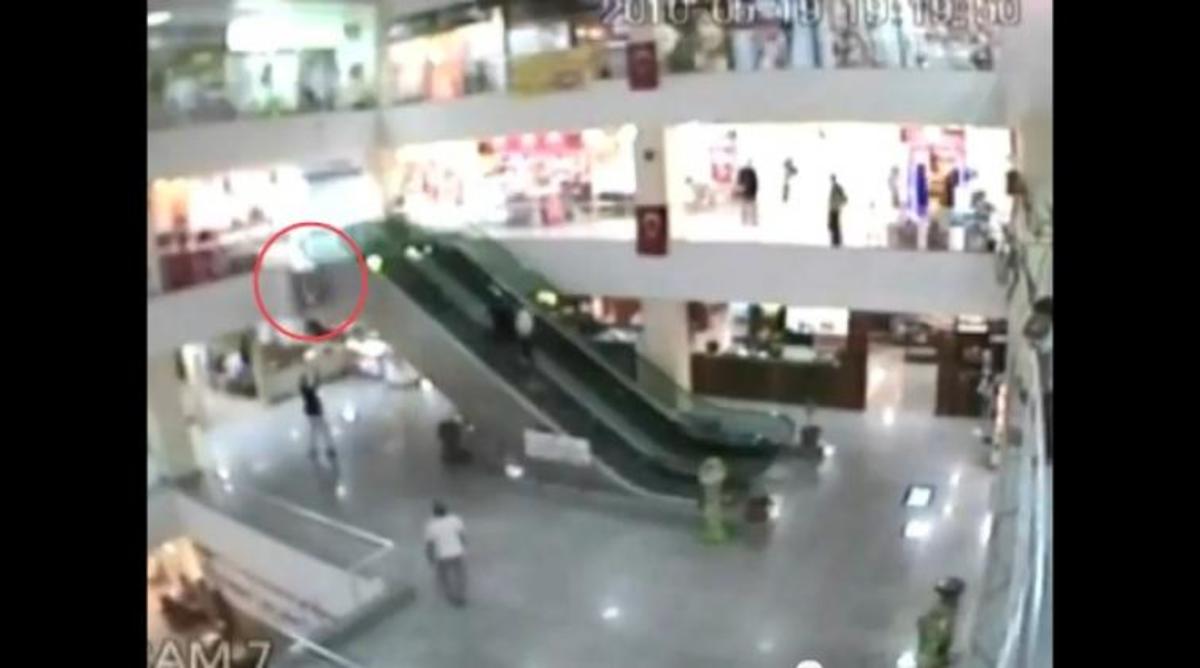 Απίστευτο βίντεο! Πιάνει μωρό στον αέρα!