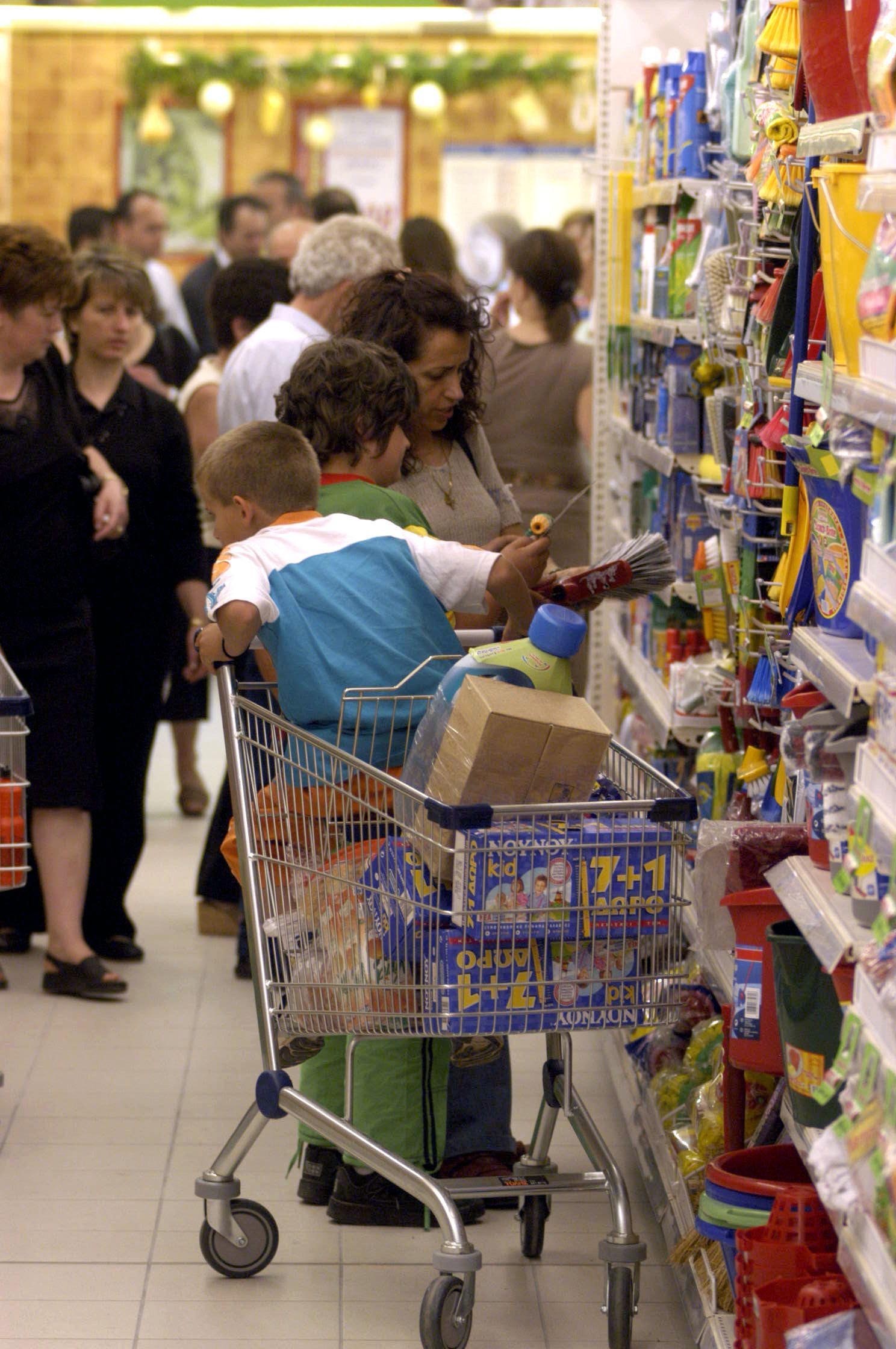 Πάτρα: Μπέρδεψαν τα παιδιά τους στο super market!