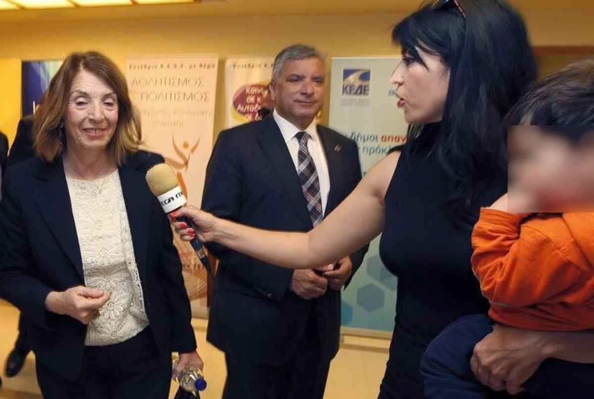 Ελένη Λαζάρου: Κάνει ρεπορτάζ έχοντας στην αγκαλιά το αγοράκι της