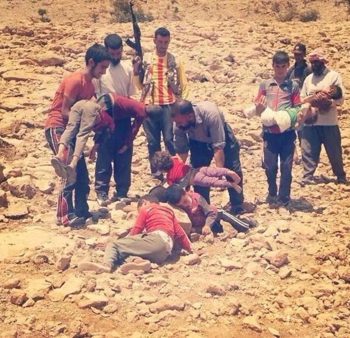 Η φωτογραφία κάνει τον γύρο του κόσμου και δείχνει μικρά παιδιά που έχουν πεθάνει από την πείνα και την δίψα στα βουνά του Ιράκ