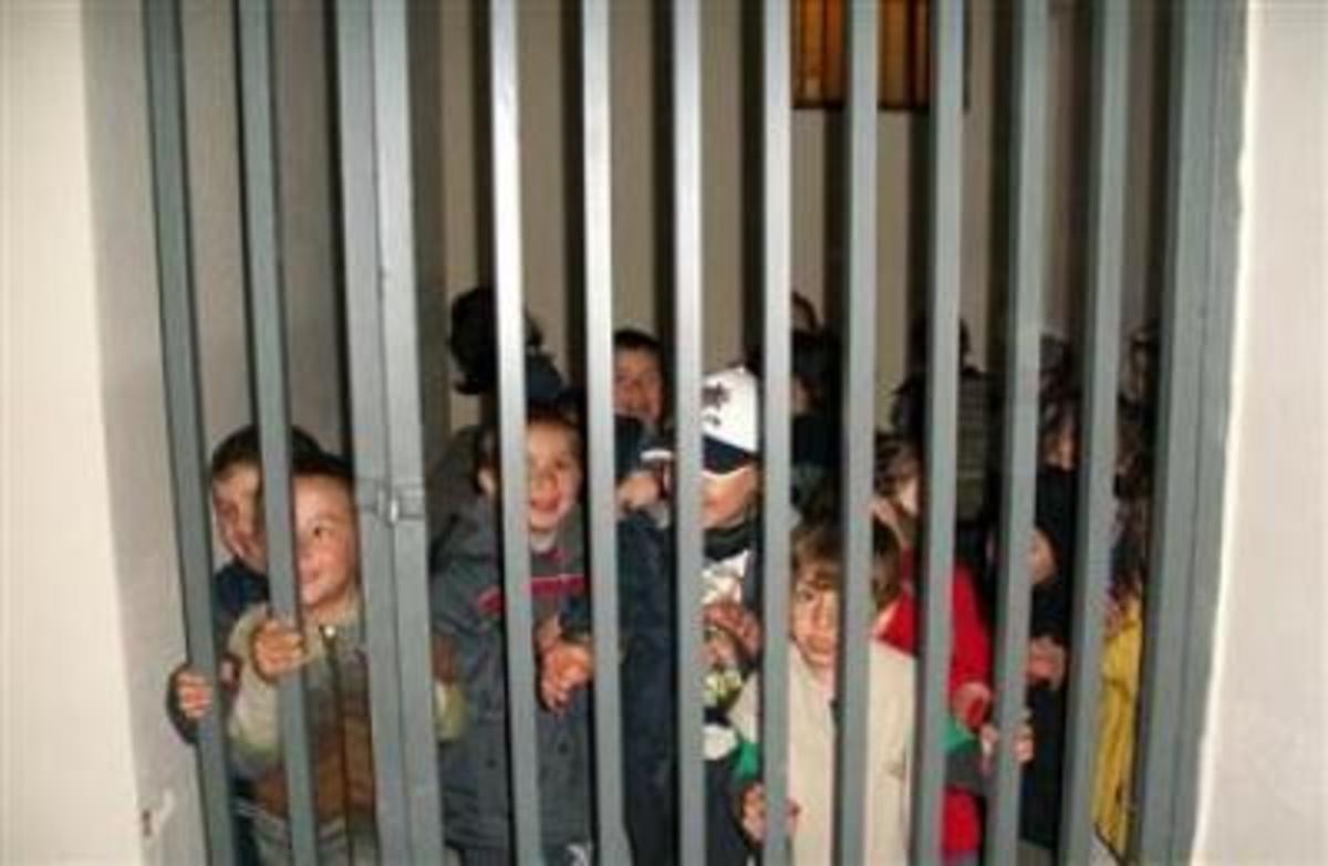 Μια φωτογραφία παιδιών πίσω απο τα σίδερα της φυλακής έχει προκαλέσει σάλο στην Τουρκία