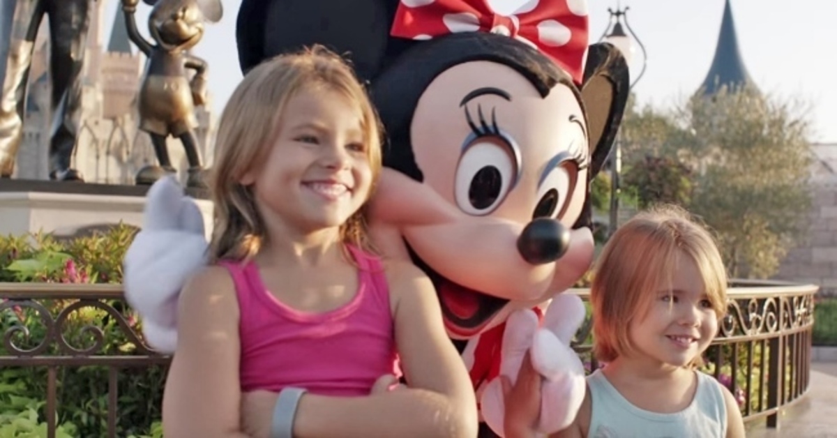 2 Κoριτσάκια ποζάρουν για μια φωτογραφία στην Disney. Προσέξτε τα χέρια της Μίνι…