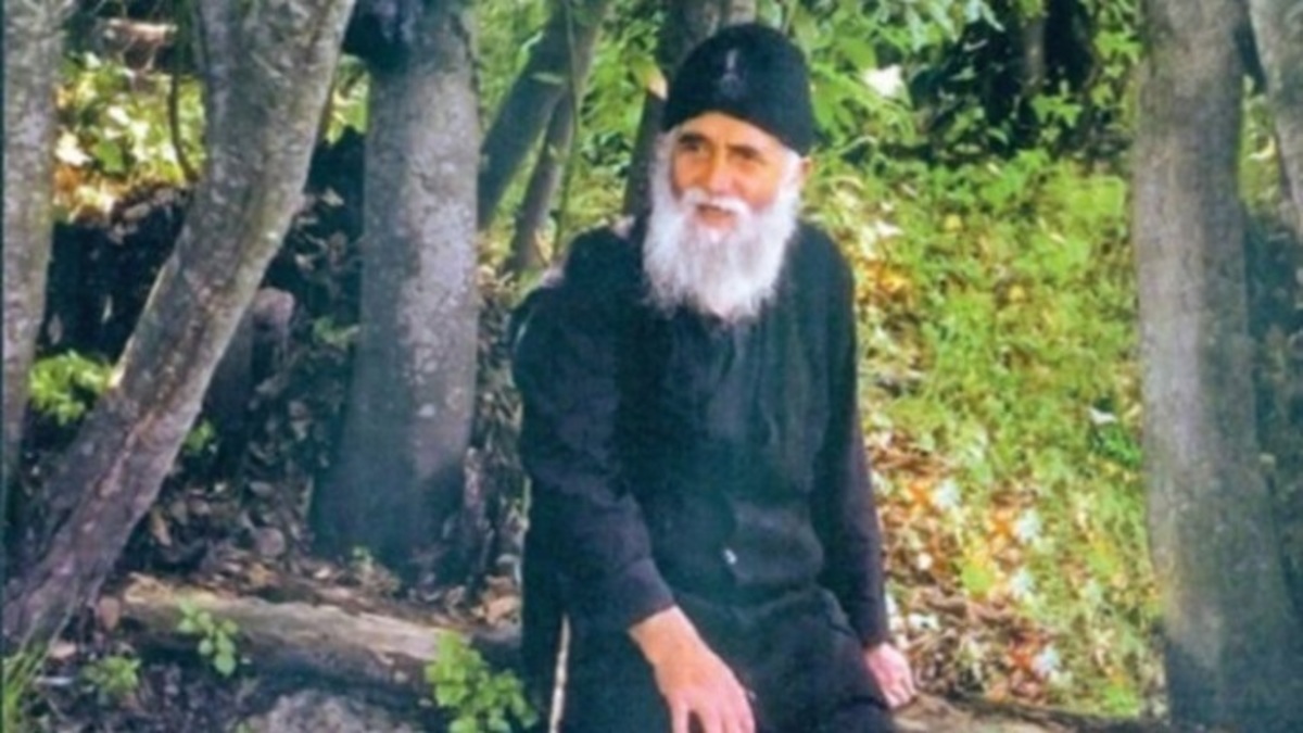 Ούτε που φαντάζεστε ποιος Έλληνας ηθοποιός έχει το σκούφο του αγίου Παϊσίου!