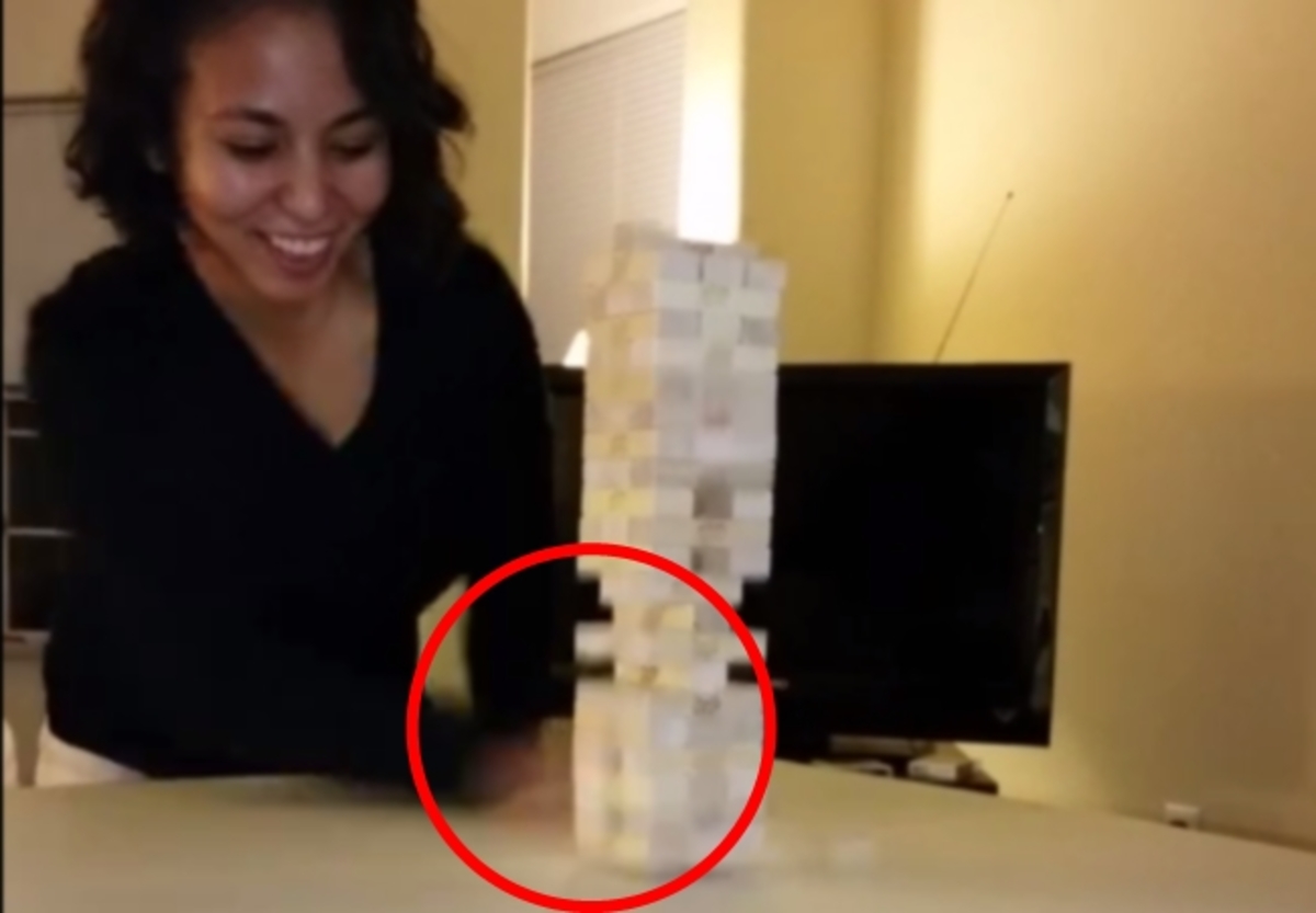 Με ένα “τουβλάκι” Jenga… έσπασε το ίντερνετ! (βίντεο)