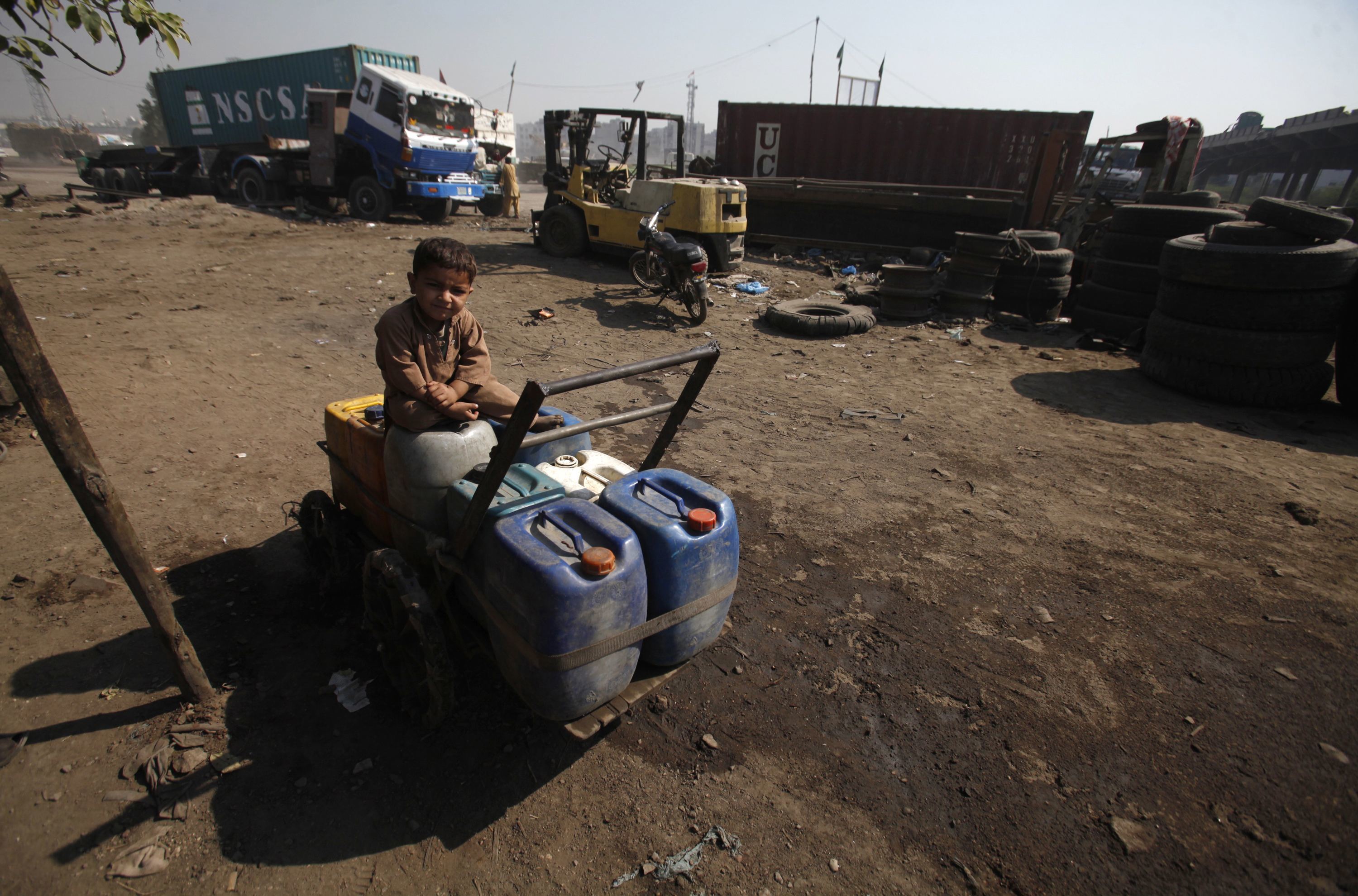 25.000 οι εκτοπισμένοι του Πακιστάν