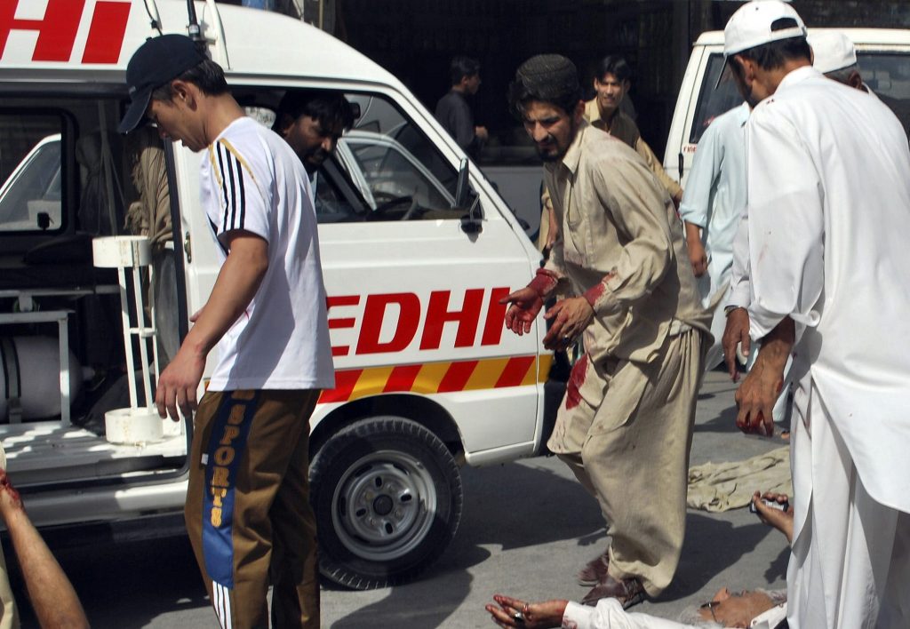 Δεκάδες νεκροί και τραυματίες από επίθεση καμικάζι στο Πακιστάν