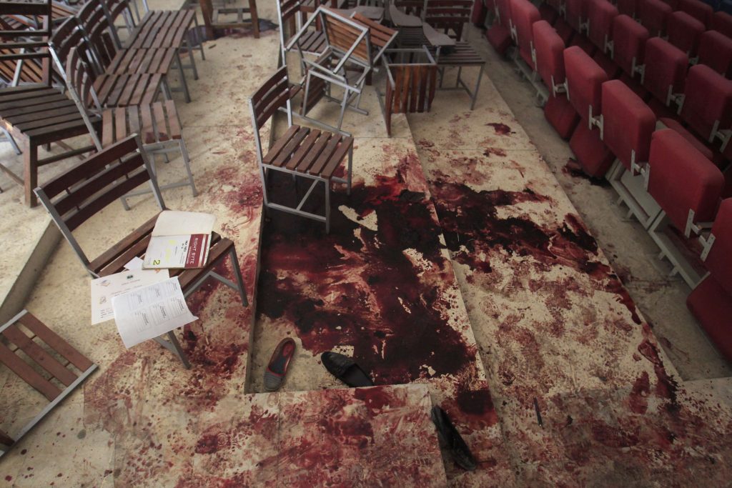 Πακιστάν: Μέσα στο σχολείο – τάφο 132 παιδιών – Συγκλονίζει η μαρτυρία μαθητή που σώθηκε και η θυσία της δασκάλας που έκαψαν ζωντανή