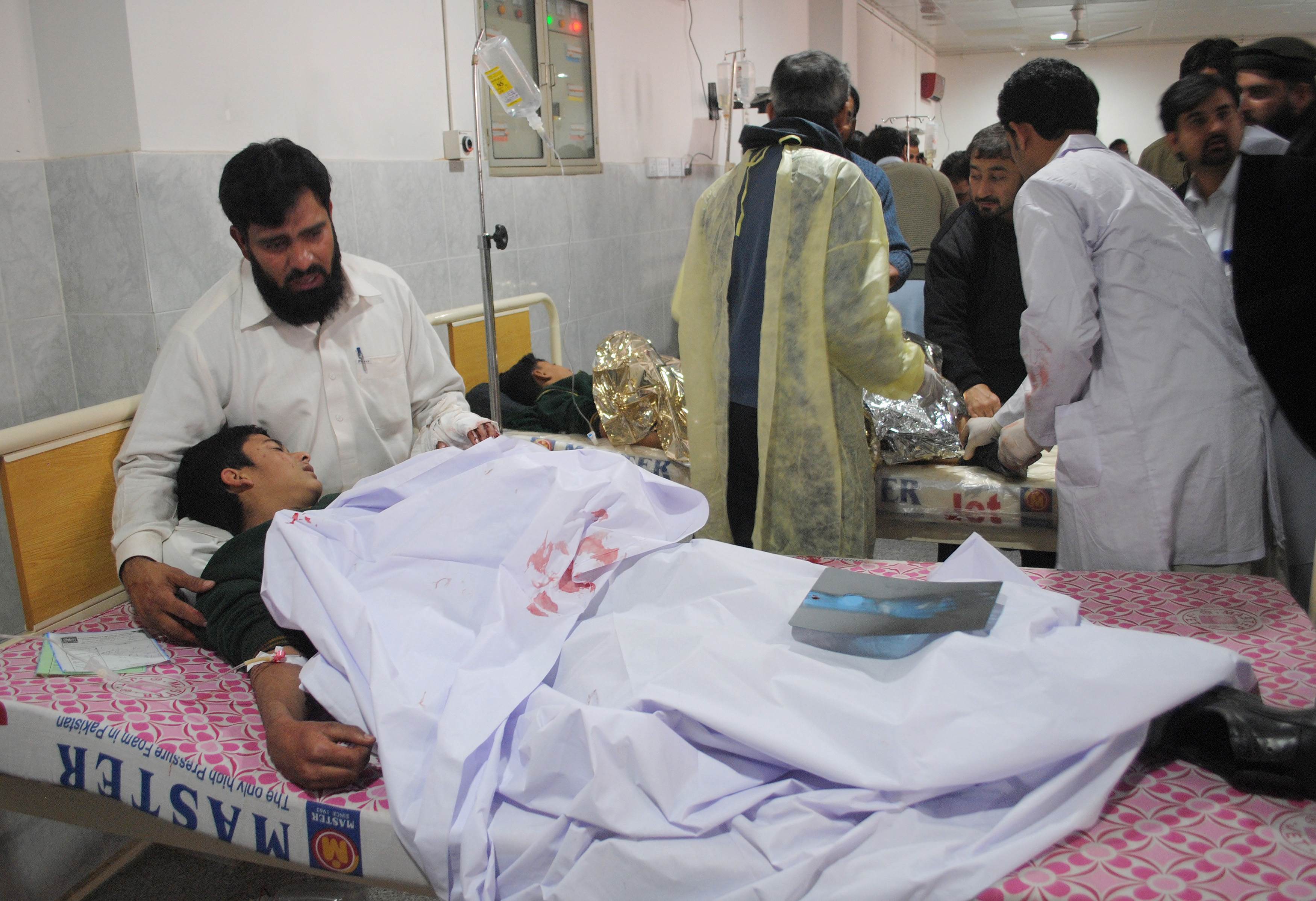 Αθώα παιδιά θυσία στο βωμό των Ταλιμπάν – 131 νεκροί σε στρατιωτικό σχολείο του Πακιστάν – Βομβιστής αυτοκτονίας ανατινάχθηκε σε τάξη με 60 μαθητές