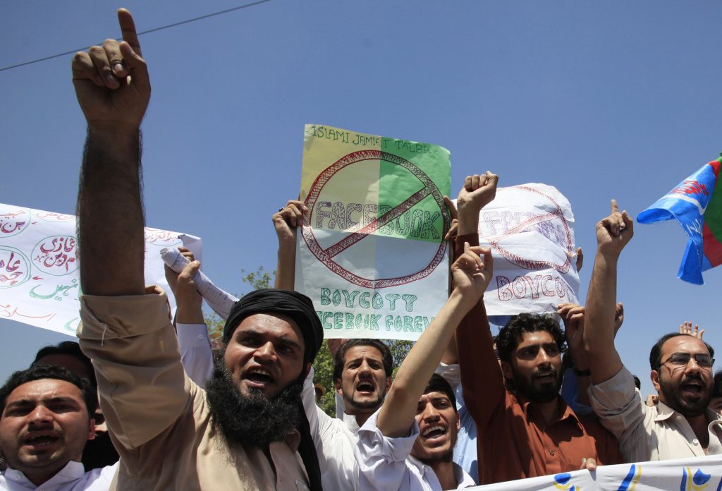 Οπαδοί ισλαμικού κόμματος διαδήλωσαν στην Περσαβάρ του Πακιστάν κατά του Facebook - ΦΩΤΟ REUTERS