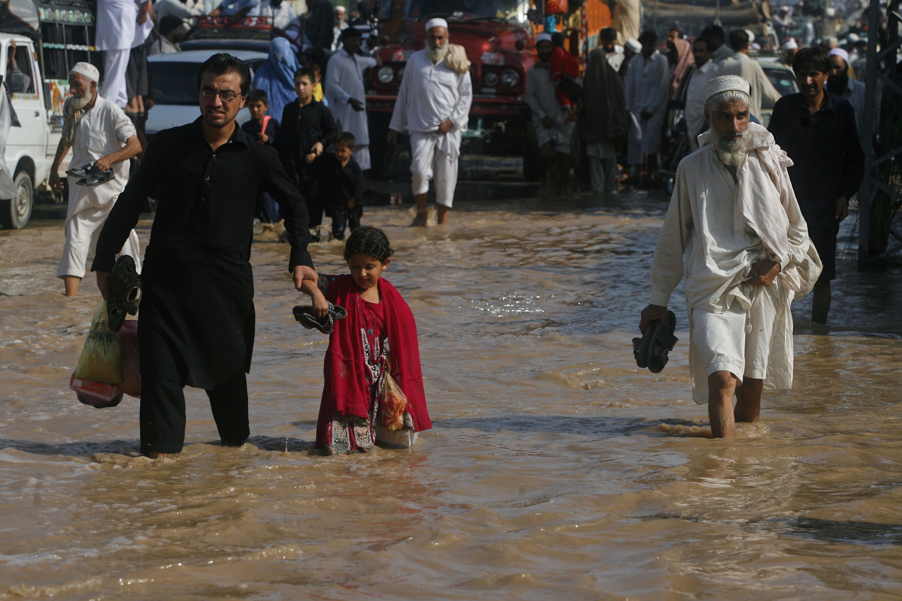 78 νεκροί και εκατοντάδες άστεγοι από πλημμύρες στο Πακιστάν
