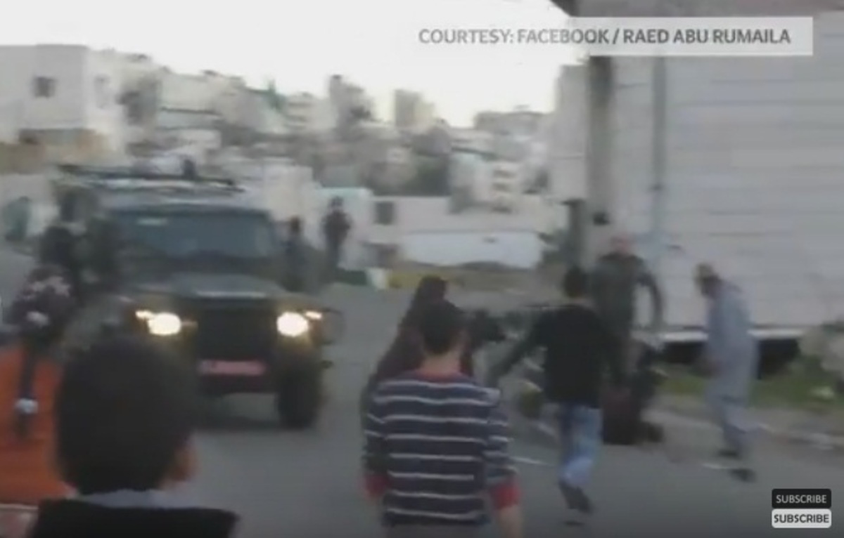 ΑΛΗΤΕΙΑ! Αστυνομικός αναποδογυρίζει το αναπηρικό αμαξίδιο ενός Παλαιστινίου! – Βίντεο