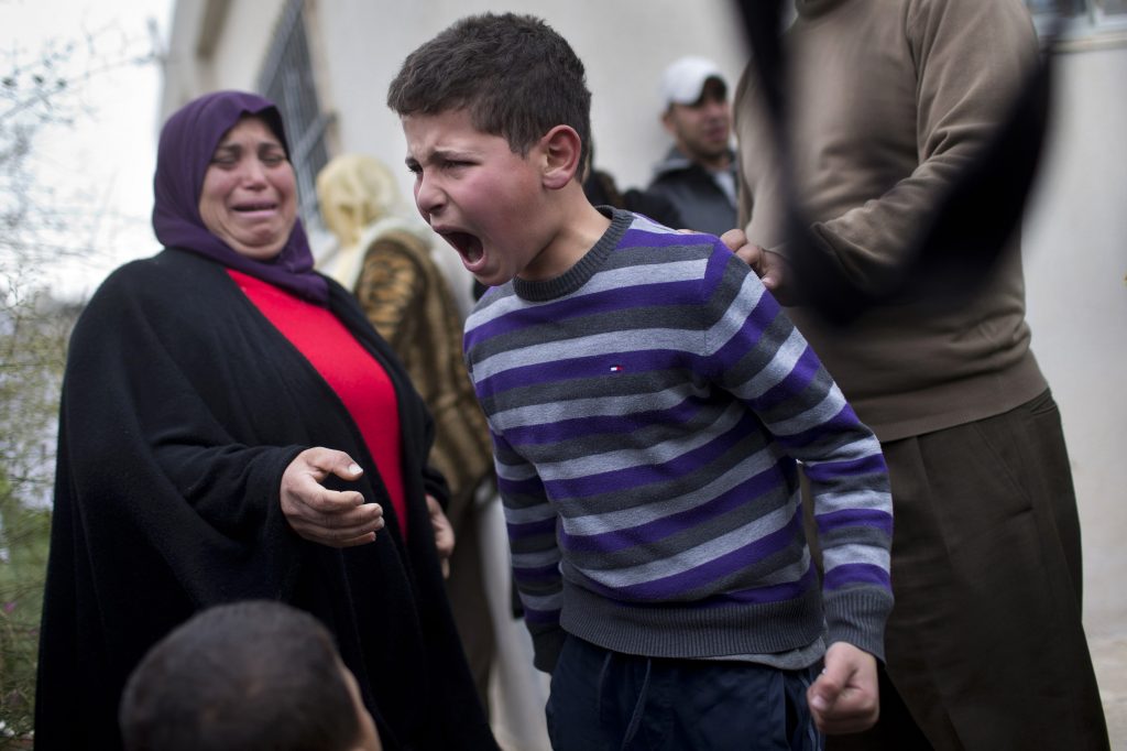 Ο σπαραγμός ενός Παλαιστίνιου πιτσιρικά για την κατεδάφιση του σπιτιού του (ΦΩΤΟ)